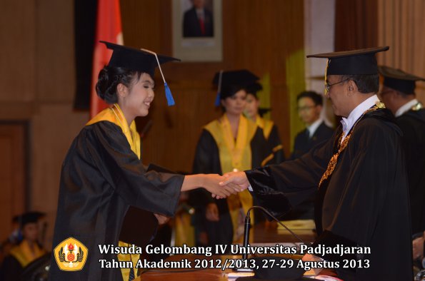 wisuda-unpad-gel-iv-ta-2012_2013-fakultas-isip-oleh-rektor-271