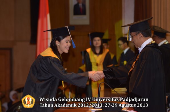 wisuda-unpad-gel-iv-ta-2012_2013-fakultas-isip-oleh-rektor-273