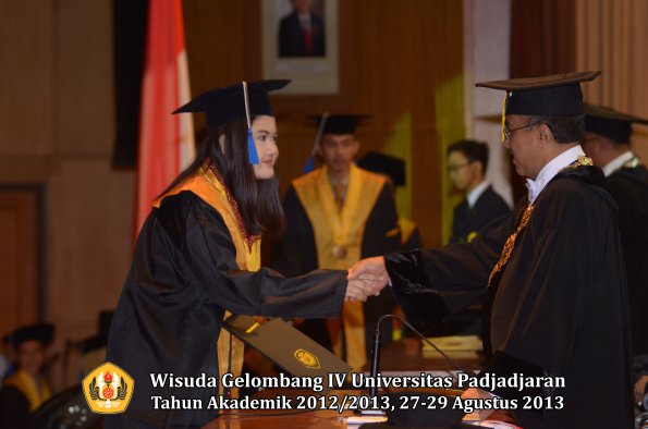 wisuda-unpad-gel-iv-ta-2012_2013-fakultas-isip-oleh-rektor-274