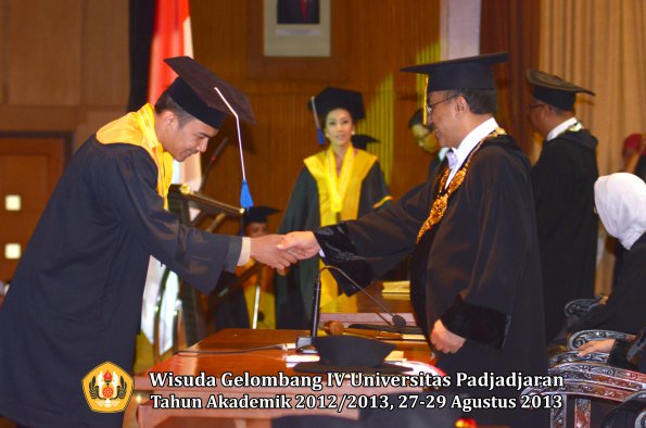 wisuda-unpad-gel-iv-ta-2012_2013-fakultas-isip-oleh-rektor-275