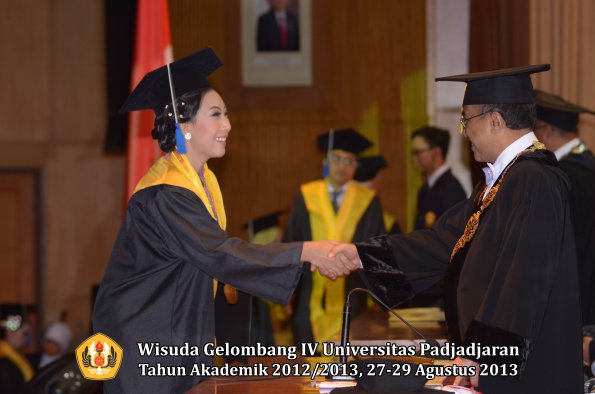 wisuda-unpad-gel-iv-ta-2012_2013-fakultas-isip-oleh-rektor-276