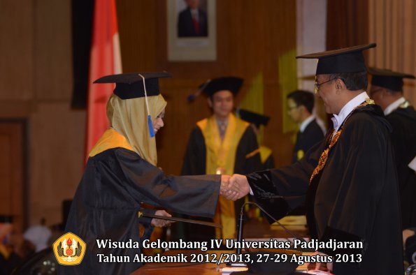 wisuda-unpad-gel-iv-ta-2012_2013-fakultas-isip-oleh-rektor-280