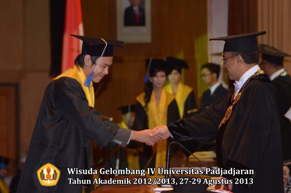 wisuda-unpad-gel-iv-ta-2012_2013-fakultas-isip-oleh-rektor-281