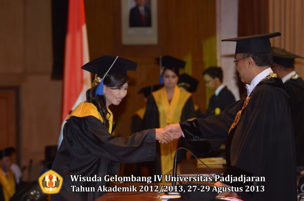 wisuda-unpad-gel-iv-ta-2012_2013-fakultas-isip-oleh-rektor-282