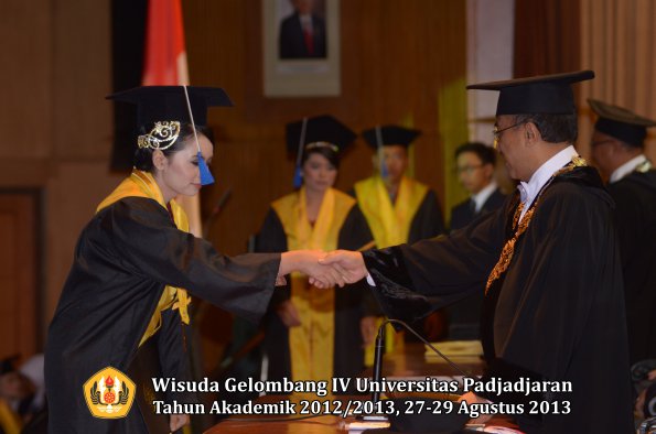 wisuda-unpad-gel-iv-ta-2012_2013-fakultas-isip-oleh-rektor-283