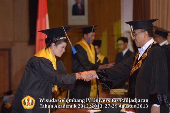 wisuda-unpad-gel-iv-ta-2012_2013-fakultas-isip-oleh-rektor-284