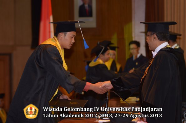 wisuda-unpad-gel-iv-ta-2012_2013-fakultas-isip-oleh-rektor-285