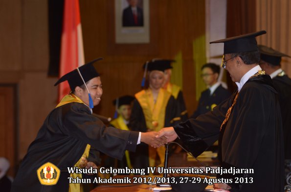 wisuda-unpad-gel-iv-ta-2012_2013-fakultas-isip-oleh-rektor-286