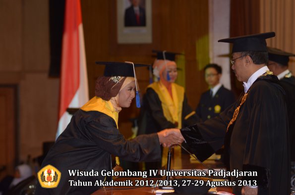 wisuda-unpad-gel-iv-ta-2012_2013-fakultas-isip-oleh-rektor-287