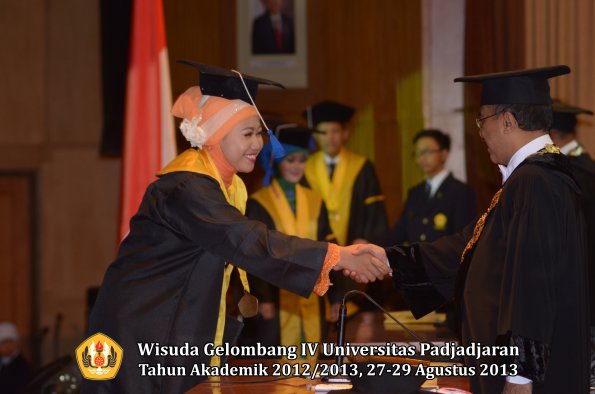 wisuda-unpad-gel-iv-ta-2012_2013-fakultas-isip-oleh-rektor-288