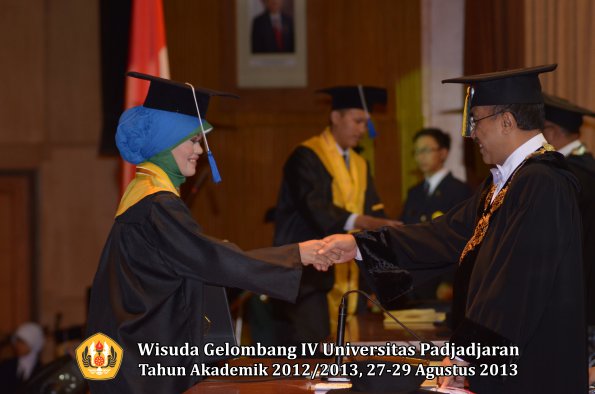 wisuda-unpad-gel-iv-ta-2012_2013-fakultas-isip-oleh-rektor-289