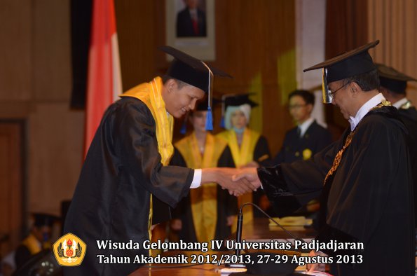 wisuda-unpad-gel-iv-ta-2012_2013-fakultas-isip-oleh-rektor-290