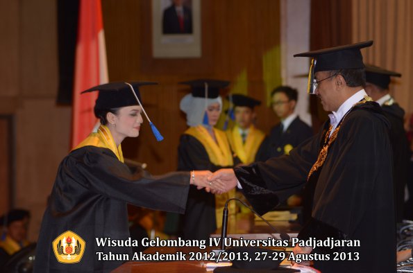 wisuda-unpad-gel-iv-ta-2012_2013-fakultas-isip-oleh-rektor-291