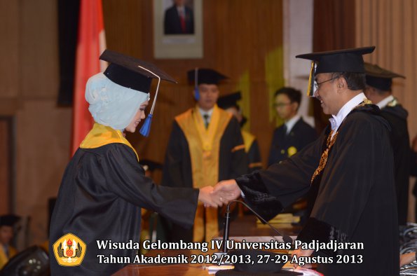 wisuda-unpad-gel-iv-ta-2012_2013-fakultas-isip-oleh-rektor-292