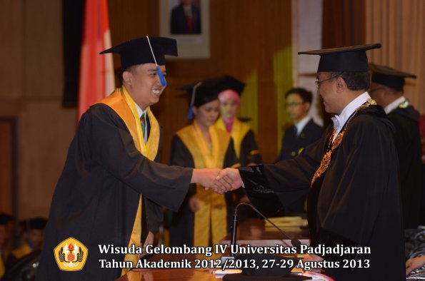 wisuda-unpad-gel-iv-ta-2012_2013-fakultas-isip-oleh-rektor-293