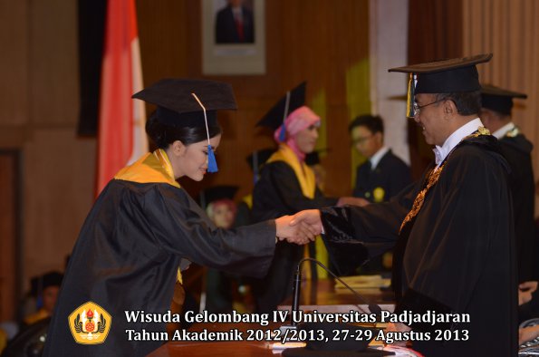 wisuda-unpad-gel-iv-ta-2012_2013-fakultas-isip-oleh-rektor-294