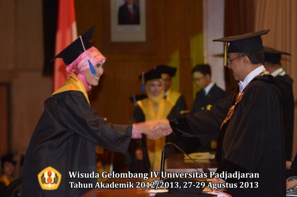 wisuda-unpad-gel-iv-ta-2012_2013-fakultas-isip-oleh-rektor-295