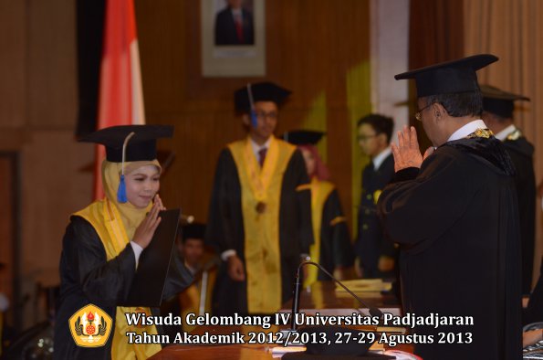 wisuda-unpad-gel-iv-ta-2012_2013-fakultas-isip-oleh-rektor-296