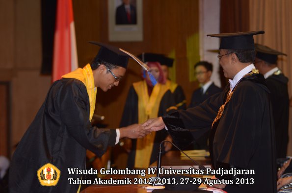 wisuda-unpad-gel-iv-ta-2012_2013-fakultas-isip-oleh-rektor-297