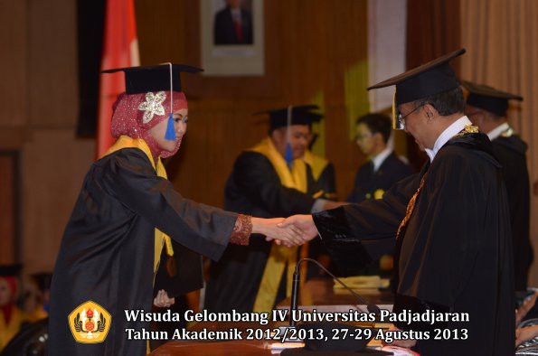 wisuda-unpad-gel-iv-ta-2012_2013-fakultas-isip-oleh-rektor-298