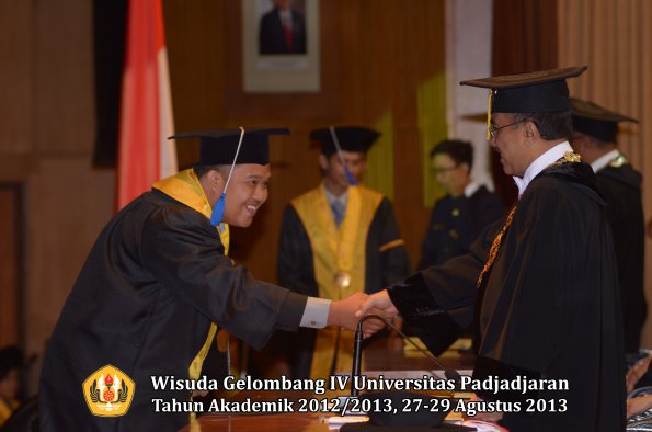 wisuda-unpad-gel-iv-ta-2012_2013-fakultas-isip-oleh-rektor-299