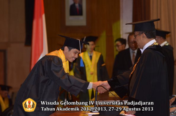 wisuda-unpad-gel-iv-ta-2012_2013-fakultas-isip-oleh-rektor-300