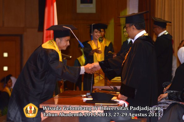 wisuda-unpad-gel-iv-ta-2012_2013-fakultas-isip-oleh-rektor-301