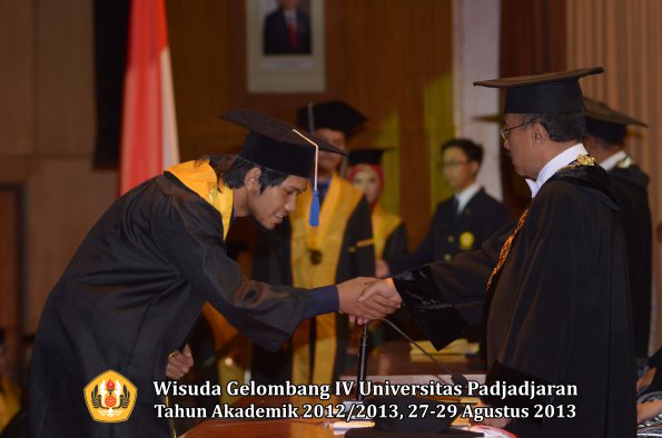 wisuda-unpad-gel-iv-ta-2012_2013-fakultas-isip-oleh-rektor-303