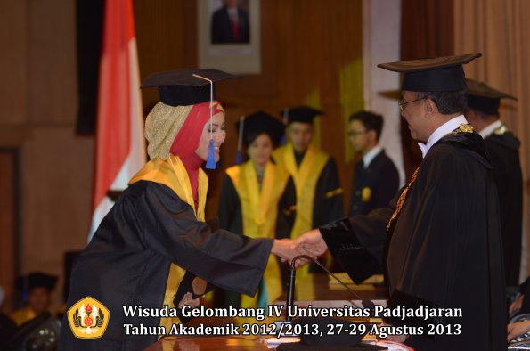 wisuda-unpad-gel-iv-ta-2012_2013-fakultas-isip-oleh-rektor-305