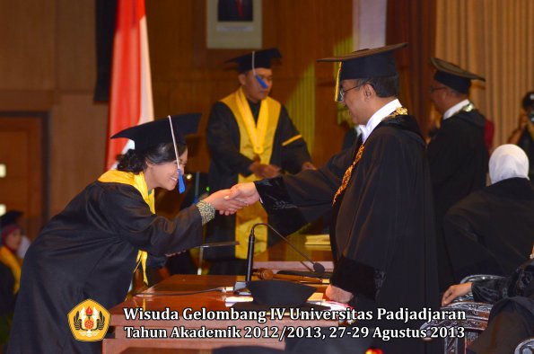 wisuda-unpad-gel-iv-ta-2012_2013-fakultas-isip-oleh-rektor-306