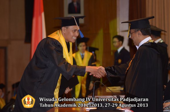 wisuda-unpad-gel-iv-ta-2012_2013-fakultas-isip-oleh-rektor-307