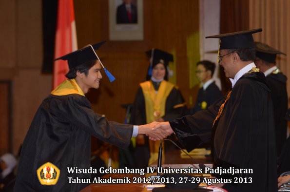 wisuda-unpad-gel-iv-ta-2012_2013-fakultas-isip-oleh-rektor-308