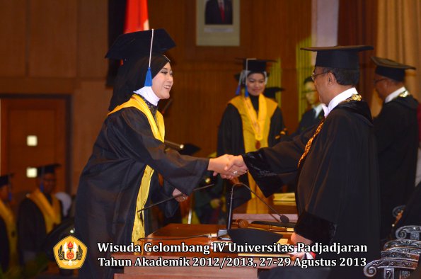 wisuda-unpad-gel-iv-ta-2012_2013-fakultas-isip-oleh-rektor-309