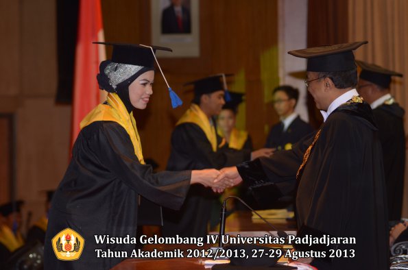 wisuda-unpad-gel-iv-ta-2012_2013-fakultas-isip-oleh-rektor-310