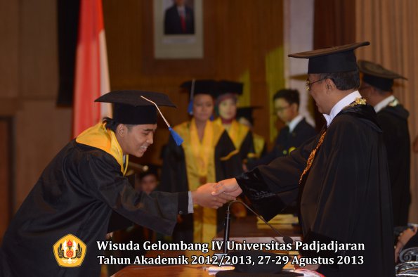 wisuda-unpad-gel-iv-ta-2012_2013-fakultas-isip-oleh-rektor-311