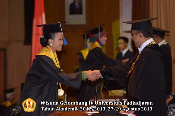 wisuda-unpad-gel-iv-ta-2012_2013-fakultas-isip-oleh-rektor-312