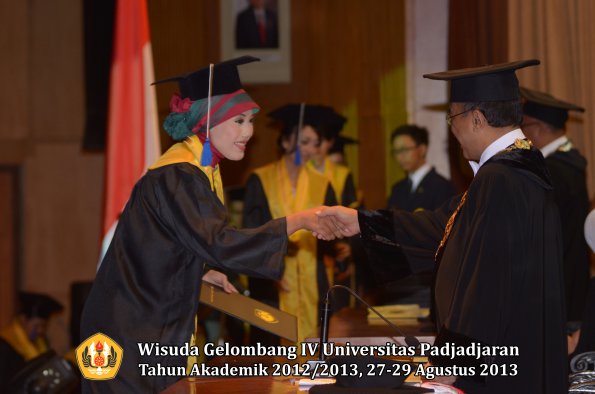 wisuda-unpad-gel-iv-ta-2012_2013-fakultas-isip-oleh-rektor-313