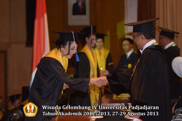 wisuda-unpad-gel-iv-ta-2012_2013-fakultas-isip-oleh-rektor-314