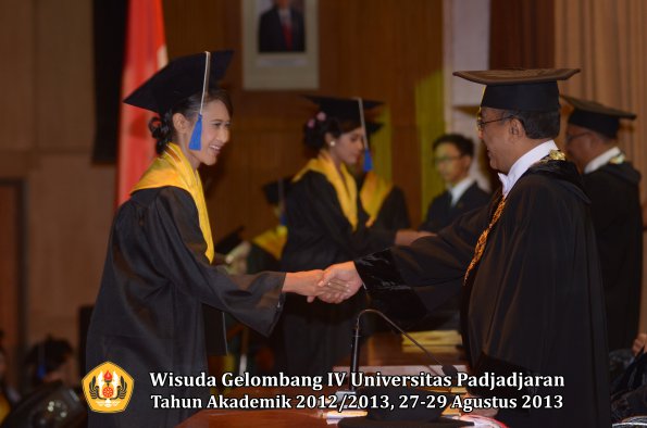 wisuda-unpad-gel-iv-ta-2012_2013-fakultas-isip-oleh-rektor-315