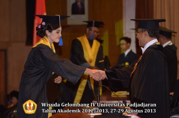 wisuda-unpad-gel-iv-ta-2012_2013-fakultas-isip-oleh-rektor-316