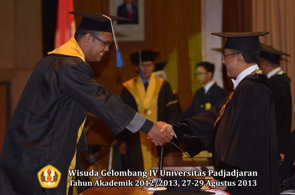 wisuda-unpad-gel-iv-ta-2012_2013-fakultas-isip-oleh-rektor-317