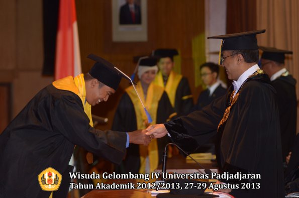 wisuda-unpad-gel-iv-ta-2012_2013-fakultas-isip-oleh-rektor-318