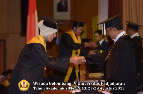 wisuda-unpad-gel-iv-ta-2012_2013-fakultas-isip-oleh-rektor-319