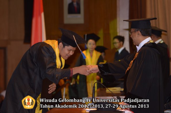 wisuda-unpad-gel-iv-ta-2012_2013-fakultas-isip-oleh-rektor-320