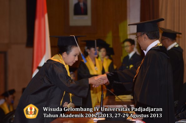 wisuda-unpad-gel-iv-ta-2012_2013-fakultas-isip-oleh-rektor-321