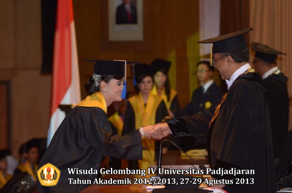 wisuda-unpad-gel-iv-ta-2012_2013-fakultas-isip-oleh-rektor-322