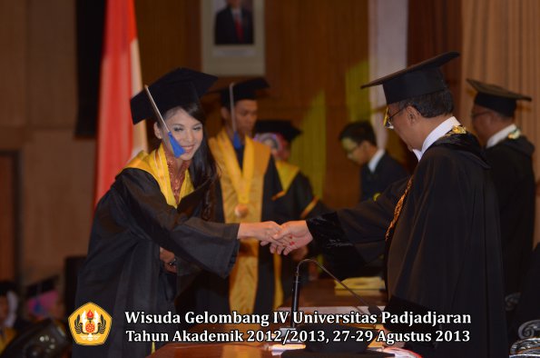 wisuda-unpad-gel-iv-ta-2012_2013-fakultas-isip-oleh-rektor-324