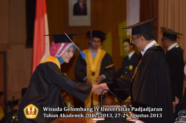 wisuda-unpad-gel-iv-ta-2012_2013-fakultas-isip-oleh-rektor-326