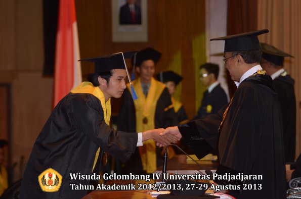 wisuda-unpad-gel-iv-ta-2012_2013-fakultas-isip-oleh-rektor-328