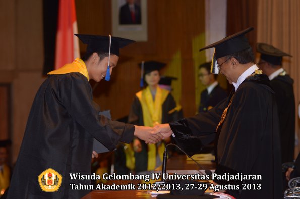 wisuda-unpad-gel-iv-ta-2012_2013-fakultas-isip-oleh-rektor-329